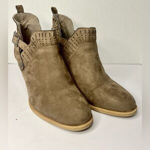 Daisy Fuentes women's 6.5 Waki mushroom brown booties ankle boots